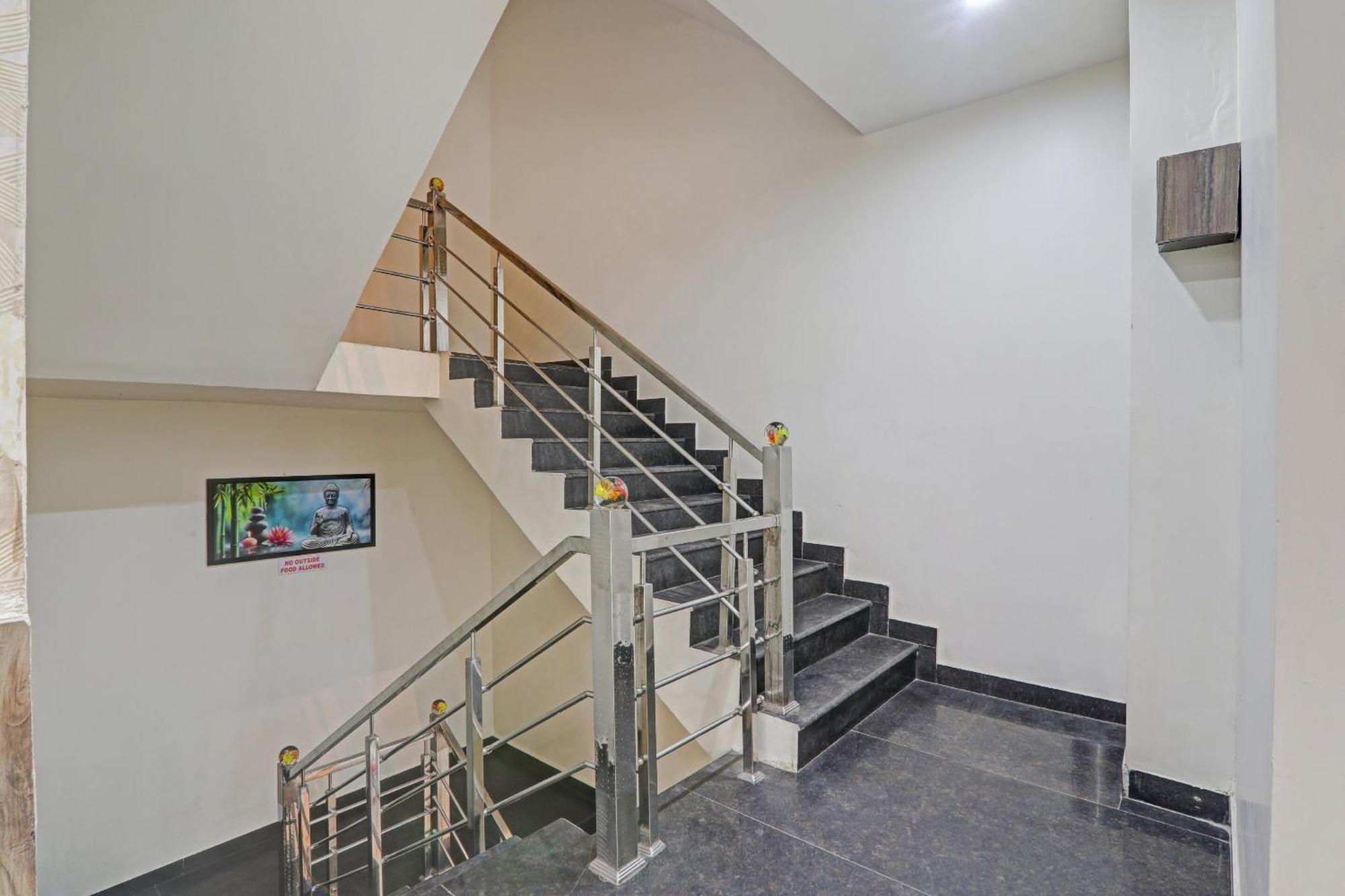 Townhouse 1150 Hotel Dayal Palace Chinhat Exteriör bild